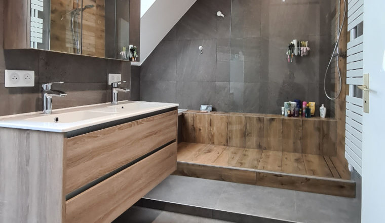 réalisation de douche italienne élégante carrelage effet bois par Eau et Design