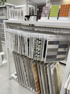 choix de carrelage possible dans le showroom d'Eau & Design rénovation de salle de bain
