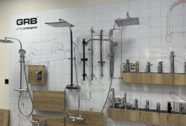 choix de robinetterie présentée au showroom Eau & Design pour rénovation salle de bain