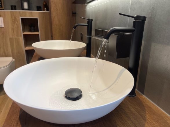meuble vasque en céramique et mitigeur mat noir dans une rénovation salle de bain par Eau et Design