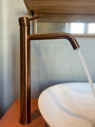 Détail vue d'une vasque et robinetterie par Eau et Design rénovation de salle de bain