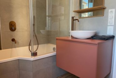 rénovation de salle de bain par Eau & Design avec une baignoire grand format et un meuble vasque suspendu terracota