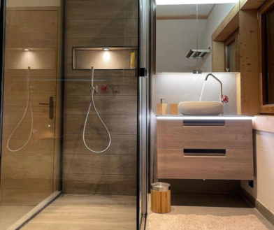 douche à l'italienne avec carrelage effet bois par Eau & Design rénovation sanitaire en Alsace