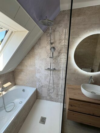 rénovation complète sanitaire et carrelage à Erstein par Eau et Design : vue de la douche italienne et la baignoire