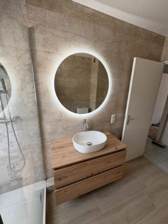 rénovation complète sanitaire et carrelage à Erstein par Eau et Design : vue du miroir et meuble vasque