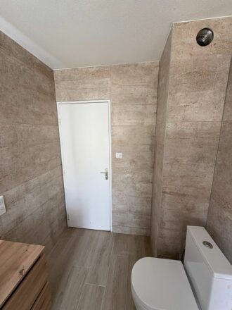 Vue entrée salle de bain dans le cadre d'une rénovation complète sanitaire et carrelage à Erstein par Eau et Design