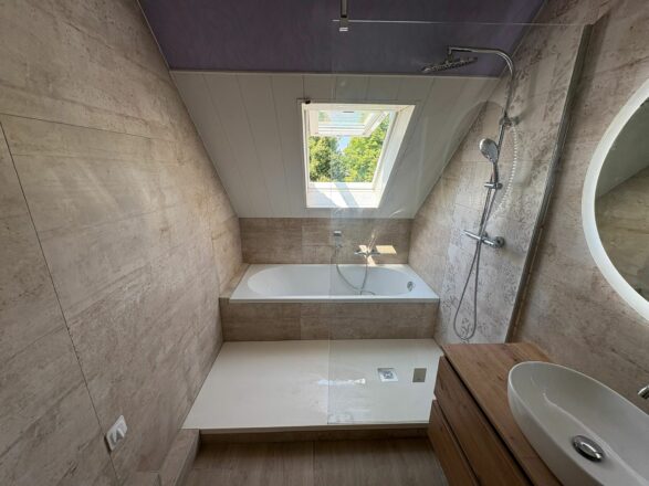 vue baignoire et douche italienne sous combles par Eau et Design rénovation complète sanitaire et carrelage