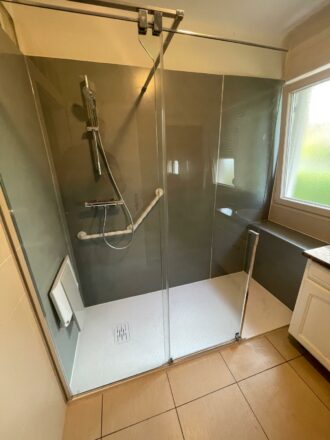 Douche PMR en un jour par Eau et Design : vue de l'entrée de la salle de bain