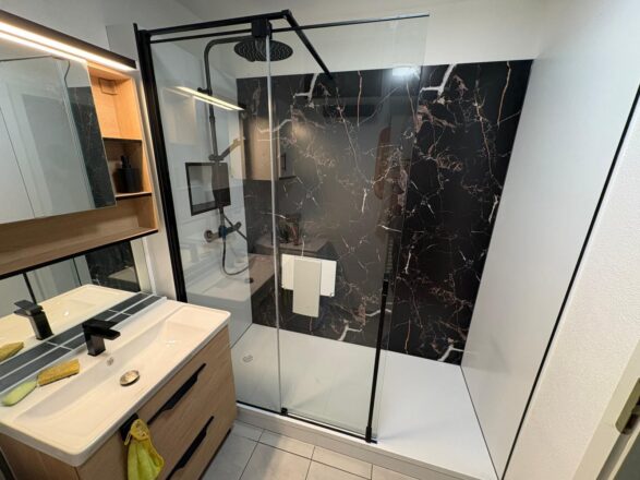 Vue de rénovation salle de bains avec douche PMR à l'italienne paroi effet marbre par Eau et Design