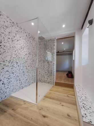 Vue de la douche italienne zen créée par Eau et Design à Mutzig en Alsace dans le cadre d'une rénovation complète d'un étage