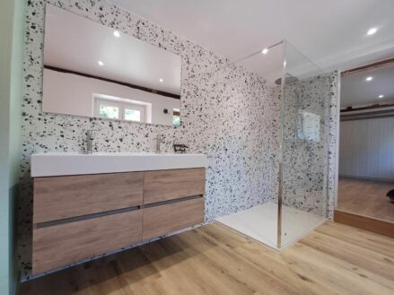 Vue du meuble double vasque et douche italienne créées par Eau et Design à Mutzig en Alsace dans le cadre d'une rénovation complète d'un étage