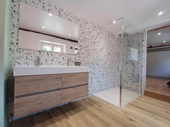 Vue du meuble double vasque et douche italienne créées par Eau et Design à Mutzig en Alsace dans le cadre d'une rénovation complète d'un étage