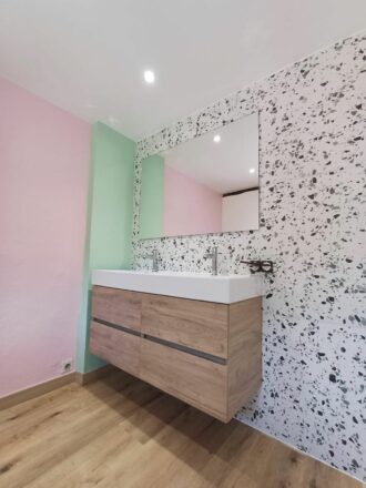 Vue du meuble vasque dans salle de bain zen créée par Eau et Design à Mutzig en Alsace dans le cadre d'une rénovation complète d'un étage