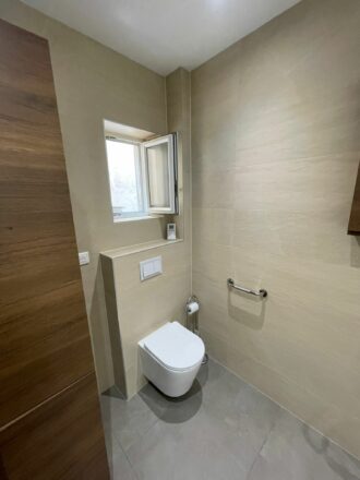 vue des toilettes suspendues haut-de-gamme dans rénovation complète salle de bain 