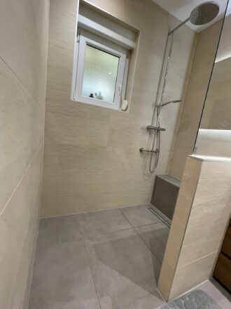 Vue de la douche italienne dans rénovation complète deux pièces en salle de bain par Eau et Design