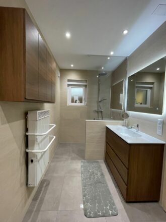 Vue de la salle de bains dans rénovation complète deux pièces en salle de bain par Eau et Design