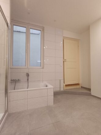 rénovation sanitaire par Eau & Design avec baignoire carrelée