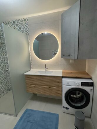 Meuble vasque avec miroir LED rénovation salle de bain par Eau et Design