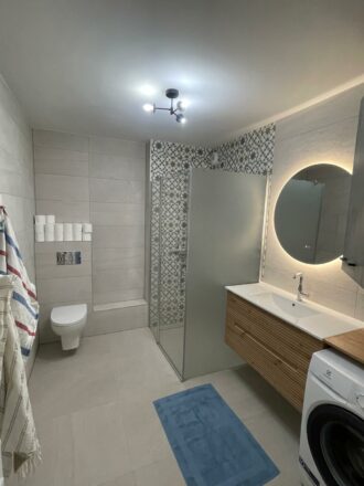 Salle de bain avec douche italienne et carreaux ciment par Eau et Design rénovation complète salle de bain