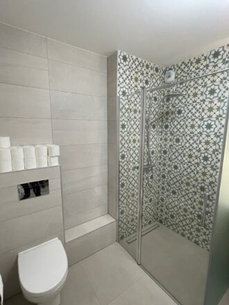 douche à l'italienne en carreaux ciment dans une rénovation complète salle de bain par Eau et Design