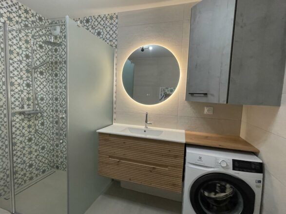 Nouvelle salle de bain fonctionnelle et moderne par Eau et Design avec une touche authentique donnée par les carreaux ciment