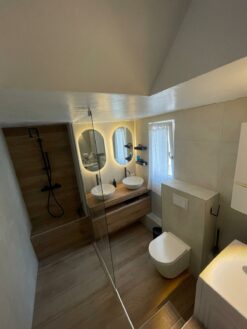 double vasque et douche à l'italienne en carrelage effet bois dans cette rénovation salle de bain Eau & Design