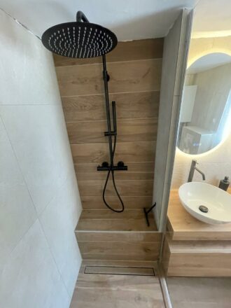 rénovation salle de bain façon chalet chic ambiance spa vue de la douche italienne avec carrelage effet bois