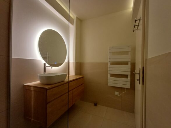 Rénovation sanitaire par Eau et Design meuble vasque salle de bain avec miroir LED