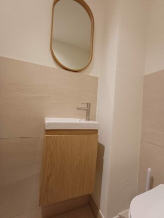 Rénovation sanitaire WC vue évier design et élégant par Eau et Design rénovation sanitaire