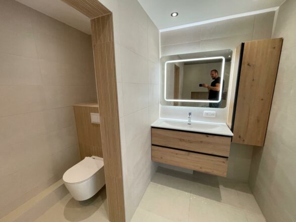 Rénovation salle de bain luxe Alsace baignoire balnéo luminothérapie et meuble Visobath : vue du meuble vasque