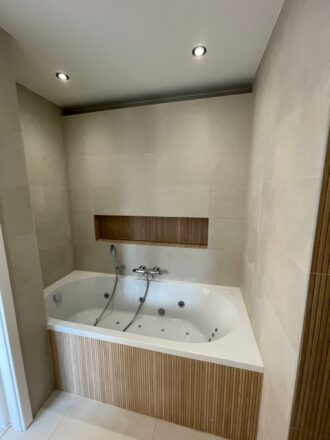 Réalisation salle de bain luxe Alsace baignoire balnéo luminothérapie et meuble Visobath : vue de la baignoire balnéo