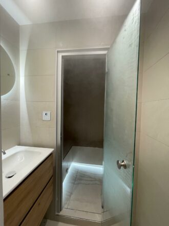 Réalisation salle de bain luxe Alsace baignoire balnéo luminothérapie et meuble Visobath : vue de la douche