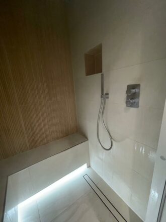 Réalisation salle de bain luxe Alsace baignoire balnéo luminothérapie et meuble Visobath : vue du mode hammam