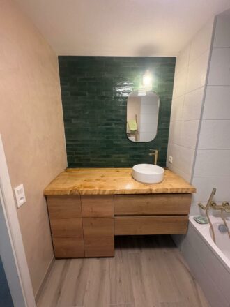 rénovation salle de bain Obernai avec Zellige vert émeraude, robinetterie dorée et plan de travail bois époxy