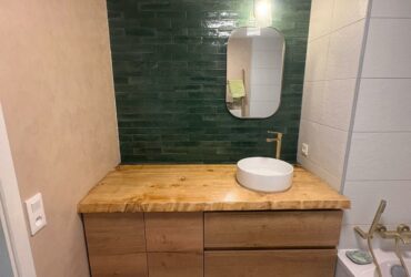 rénovation salle de bain Obernai avec Zellige vert émeraude, robinetterie dorée et plan de travail bois époxy