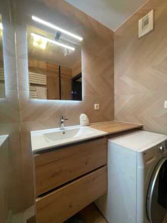 détail meuble vasque et marchine dans salle de bain zen Illkirch carrelage bois Kerakom douche à l'italienne et placard bois sur mesure par Eau et Design