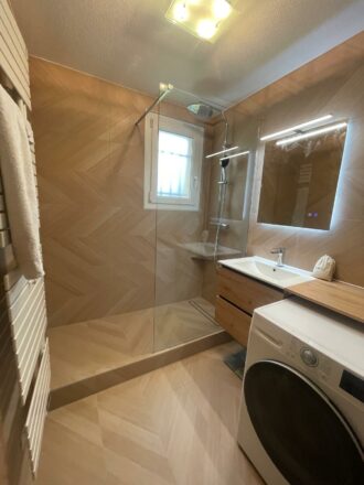 Vue de la douche italienne de la salle de bain zen Illkirch carrelage bois Kerakom douche à l'italienne et placard bois sur mesure