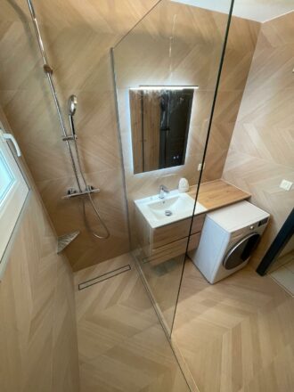 vue depuis la douche italienne dans salle de bain zen Illkirch carrelage bois Kerakom douche à l'italienne et placard bois sur mesure par Eau et Design