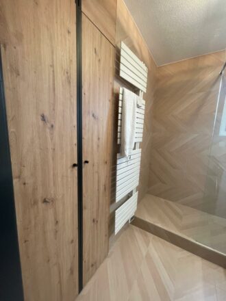 détail douche dans salle de bain zen Illkirch carrelage bois Kerakom douche à l'italienne et placard bois sur mesure par Eau et Design