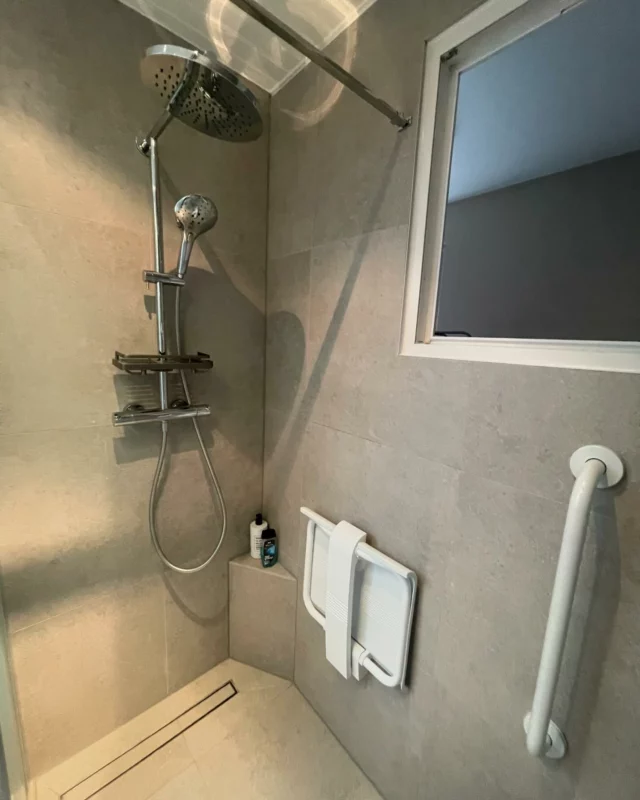 Rénovation douche, pmr avec ouverture de fenêtre #carrelage #sanitaire #renovation #arblu #magasin #salledebain #placo #entreprise #strasbourg #avant/apres #magasin