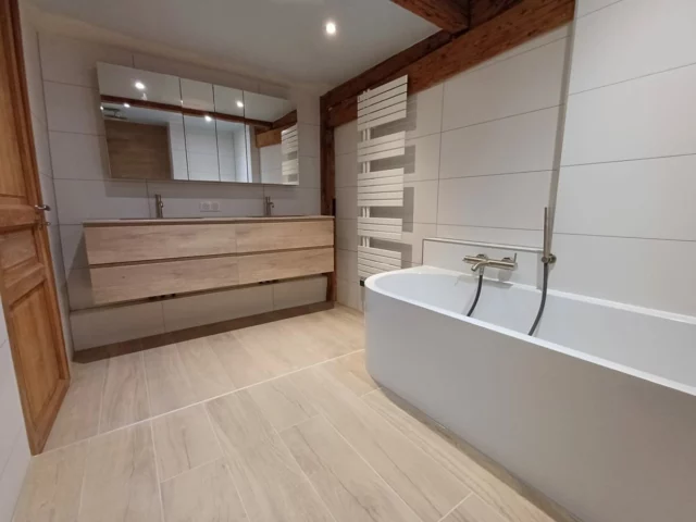 Rénovation complète au centre-ville de Strasbourg . Nous avons pu finir juste avant le magnifique marché de Noël. #Strasbourg #Rénovation #salledebain #carrelage #eauetdesign.  Une cliente américaine nous a fait confiance pour rénover les deux salles de bain et son wc.  Elle est installée dans le New Jersey, nous avons travaillé à distance tous les jours des photos de l’avancement du chantier par WhatsApp. Encore merci à elle pour la confiance.